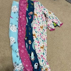 4 pairs of girls Carters fleece footed pajamas, great condition. All size 2T.